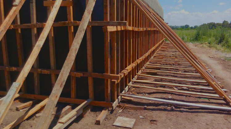 Estructura de hormigón - Construcción de columnas de hormigón para resistencia estructural en vivienda