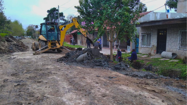 Aplicación de capa de asfalto - Maquinaria de pavimentación trabajando en obra vialcxd
